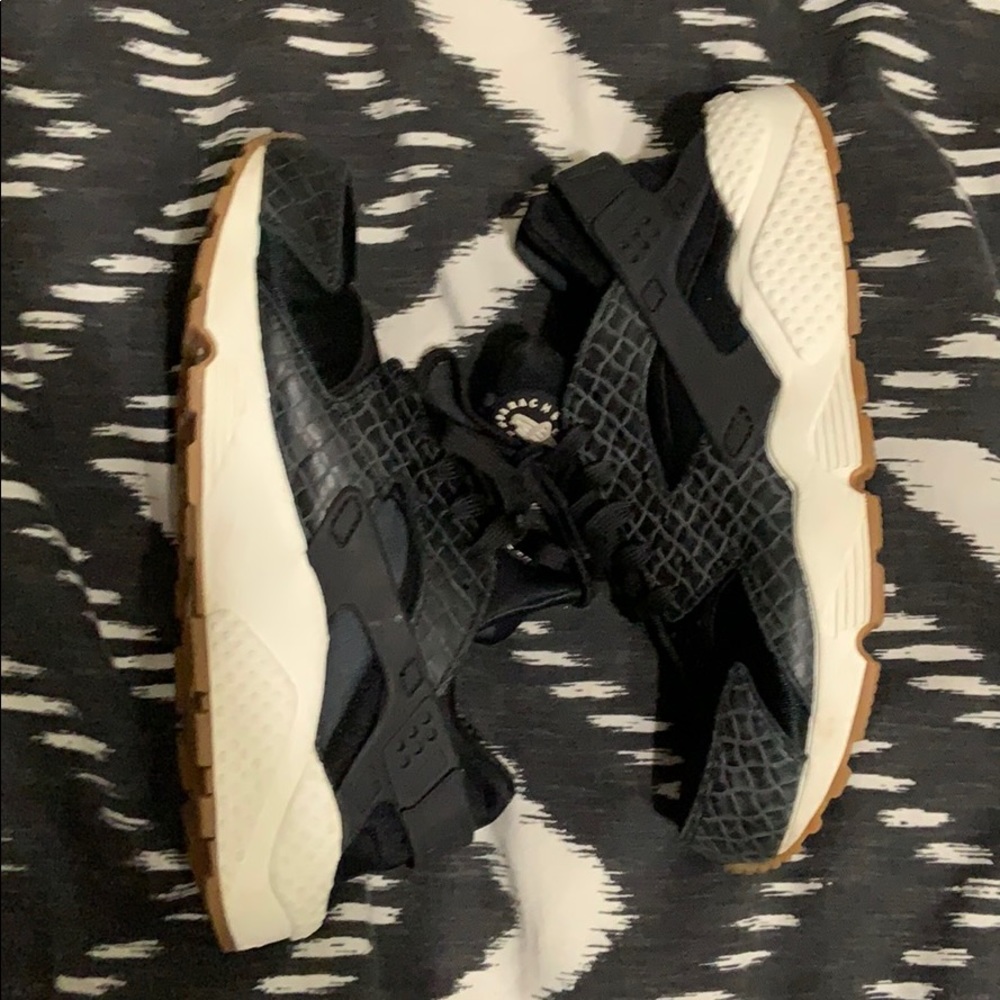 Nike Huaraches Size 9